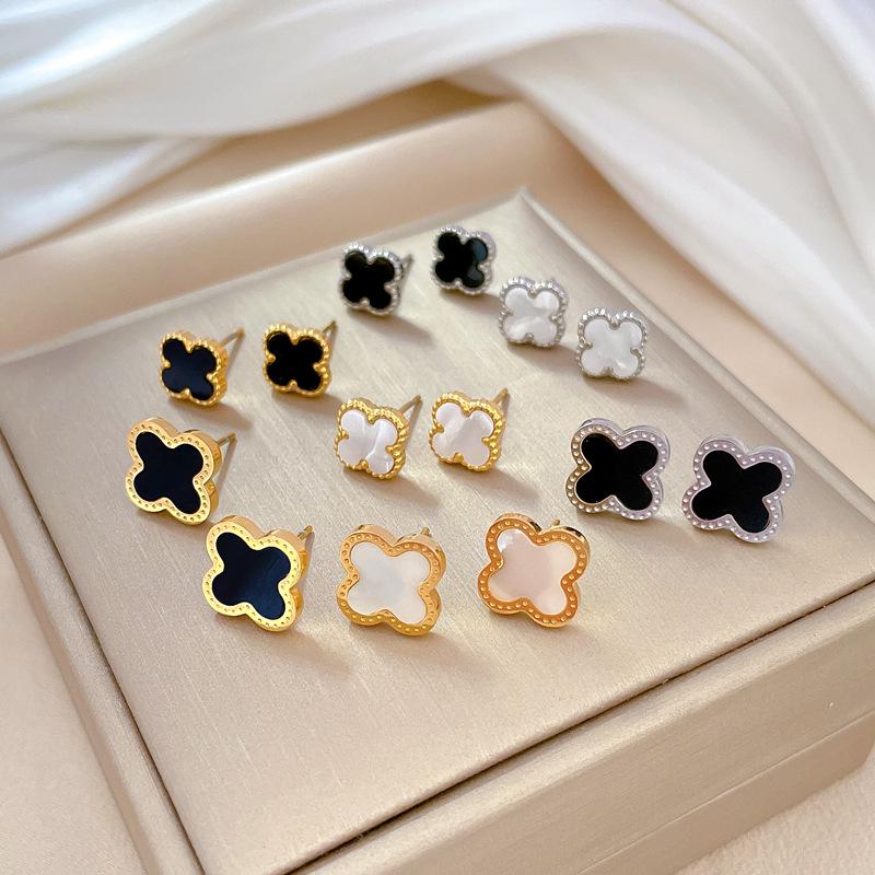 Cercei minimaliști tip stud din oțel titan cu sidef și trifoi cu patru foi - Design androgin pentru temperament individual și eleganță de banchet.