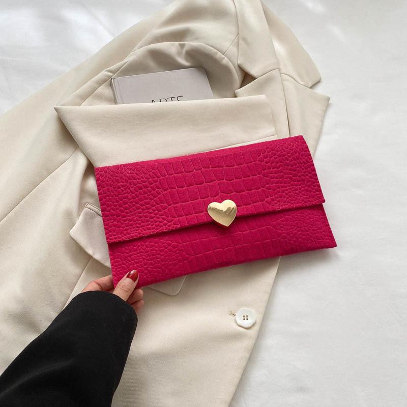 Стильный минималистичный клатч-конверт для женщин в трендовых цветах идеально подходящий для летних нарядов маджента 830₽