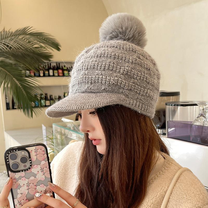 

Женская зимняя вязаная шапка-бини с козырьком и ушами, помпоном из искусственного меха, пушистая, толстая, теплая, уличное сплошное, с мягкими манжетами One size серый