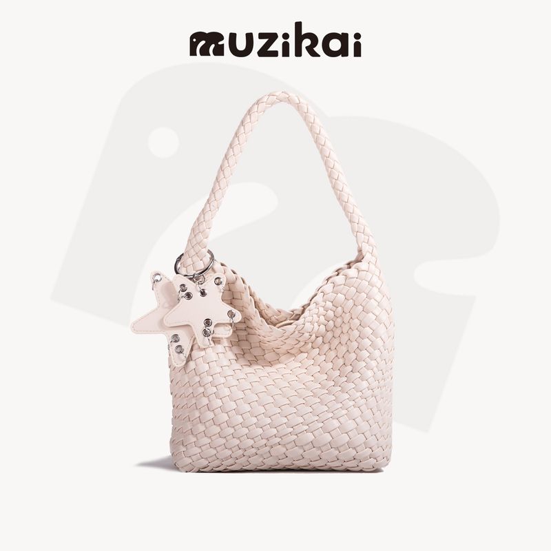 

Muzikai Портативная сумка-корзина для овощей Женская 2025 Новая нишевая продвинутая мода Плетеная сумка-мессенджер для通勤 Creamy-white small size plus pendant