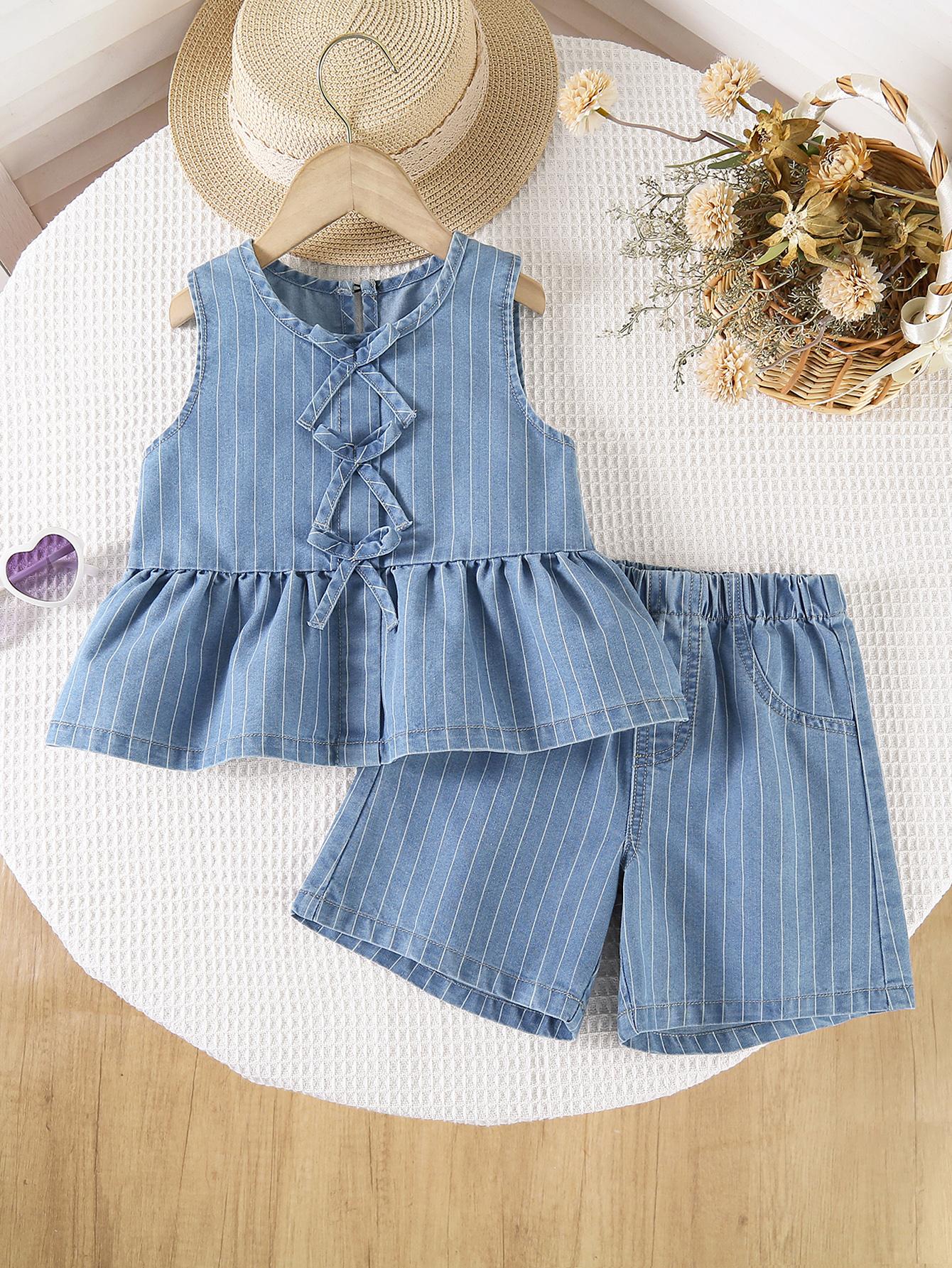 

Two-piece set for girls: sleeveless top with bow and lace design, and slimming retro blue and white striped denim shorts. 7Y середній синього кольору