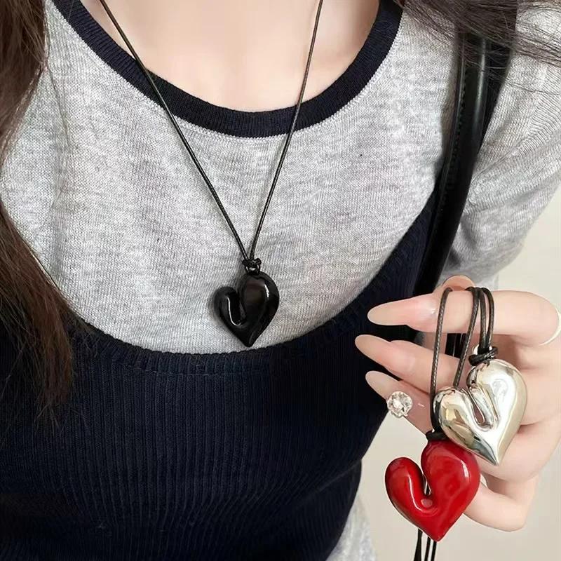 Red Black Heart Pendant Necklace Vintage 80s New Fashion Romantic Heart Necklace for Women Aesthetic Love Inspired Choker