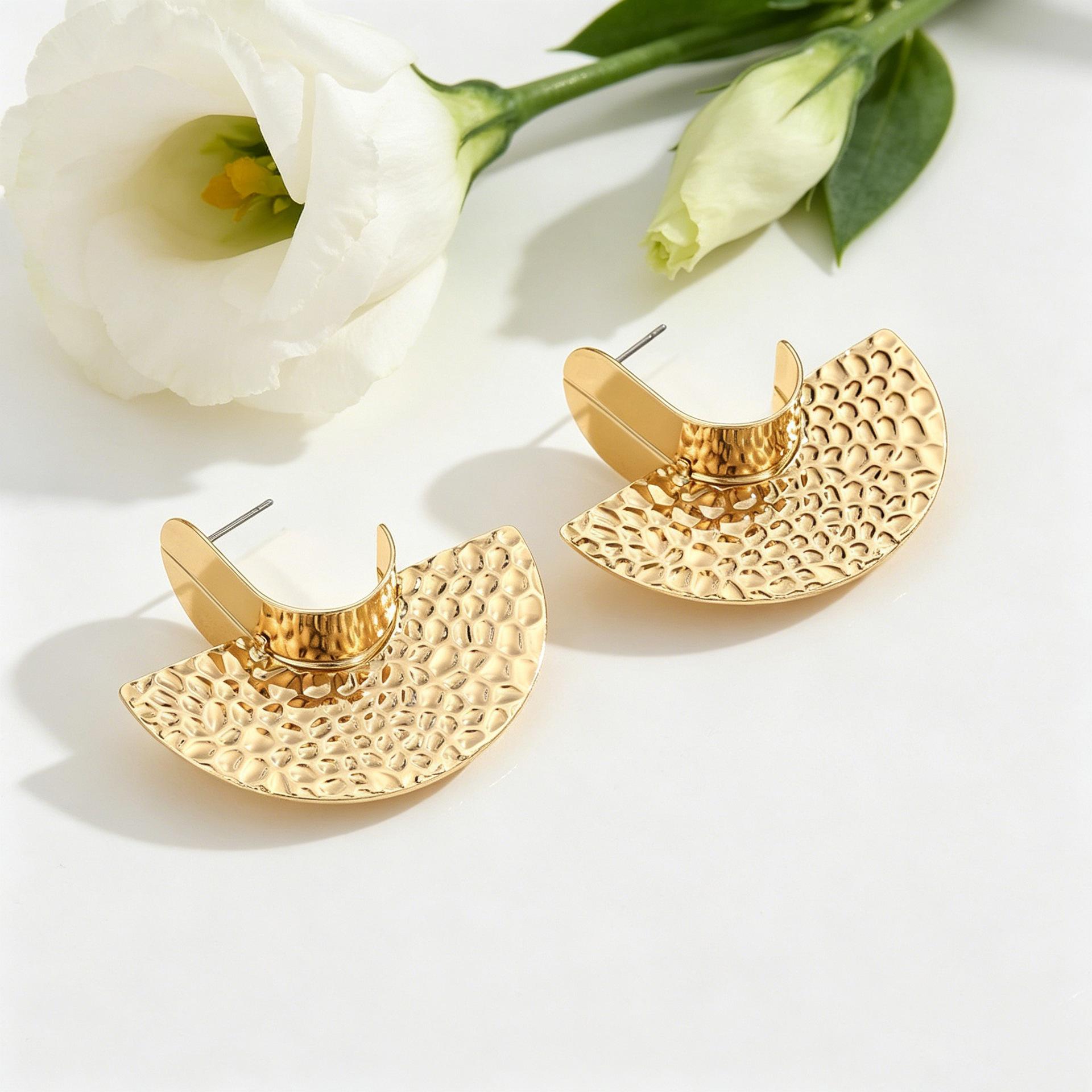 European and American Geometric Charm Round Hollow Women s Earrings Earrings золотисто-желтый
