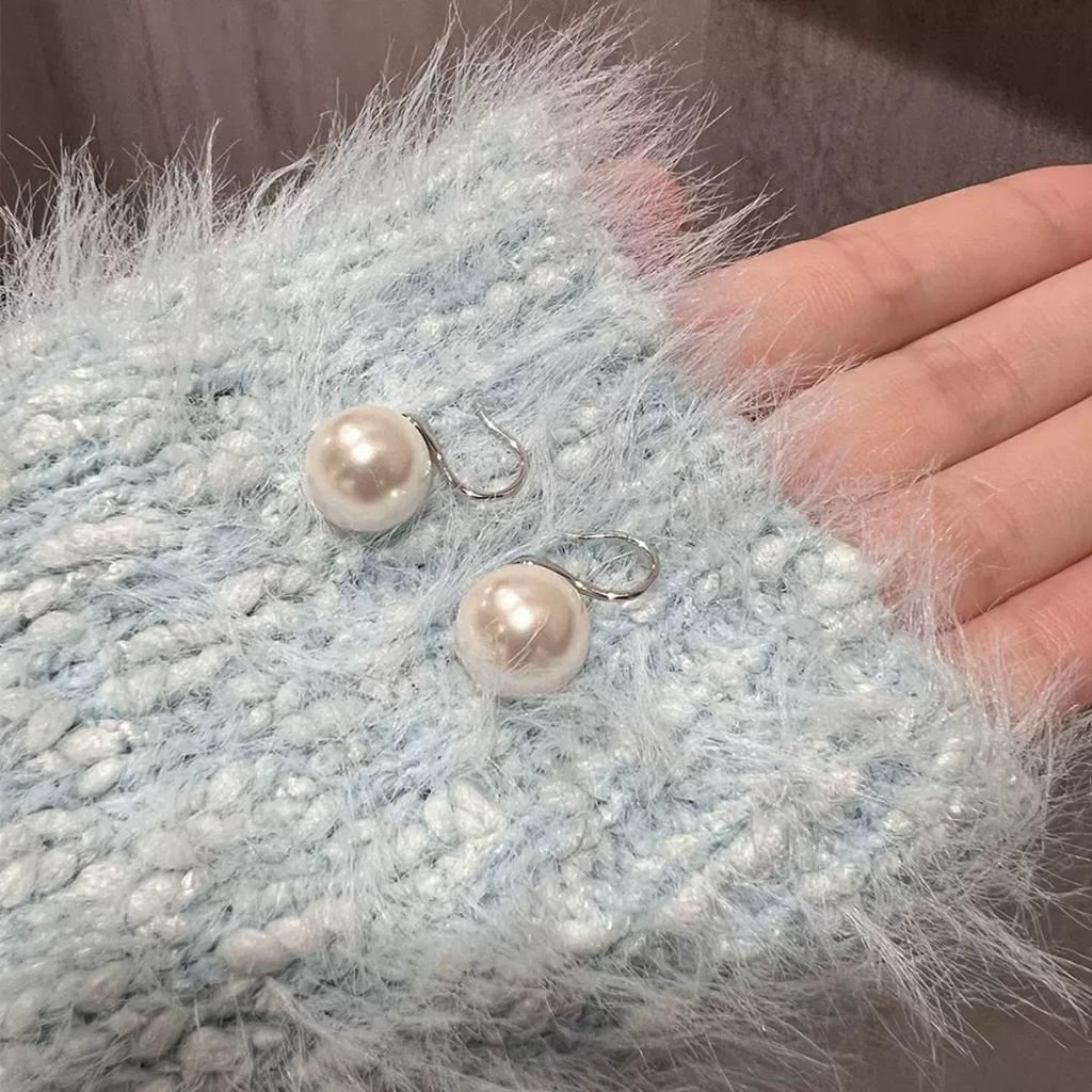 Pearl Stud Earrings Women's Niche Design High-end Sense Versatile Ear Hook Earrings
