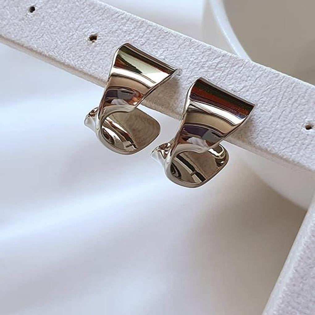 

Women s Titanium 15K Gold Plated Doughnut Twist Style Earrings gold