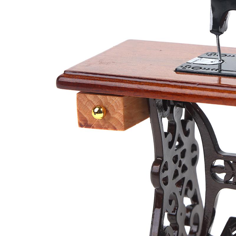 Decoración de casa de muñecas Muebles en miniatura Máquina de coser de madera Juguete con hilo