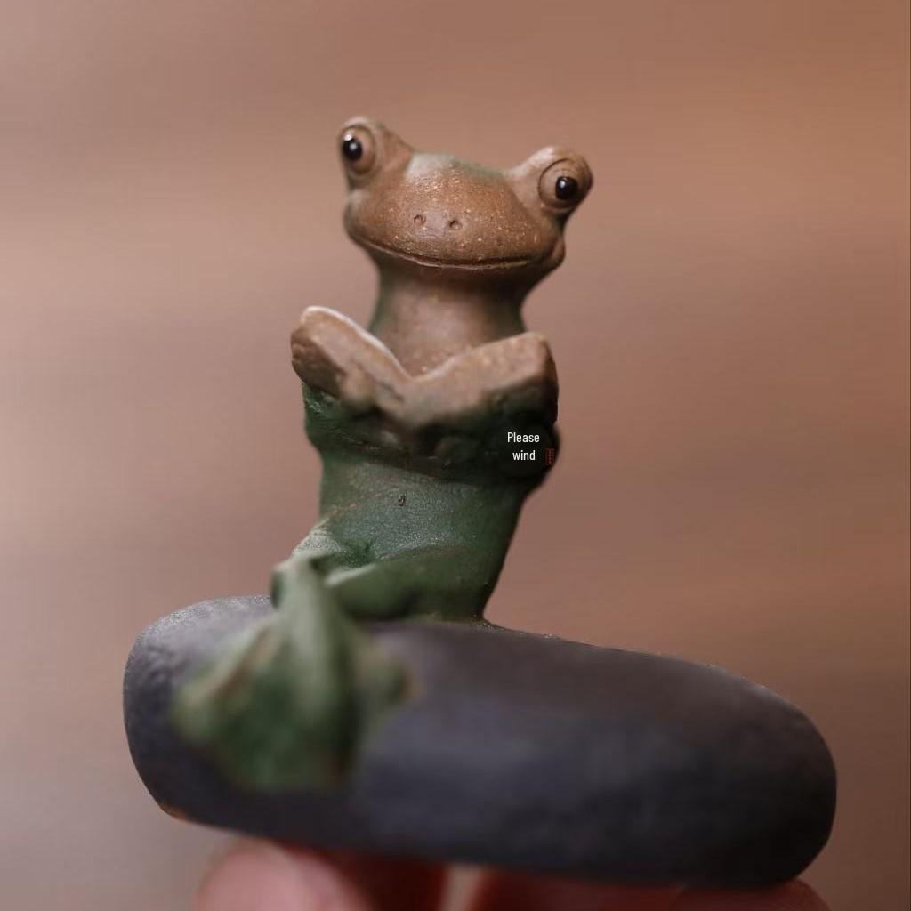 Yixing Zisha Learning Frog Tea Pet: Handmade Creative Frog Figurine Sculpture, Small Ornament for Tea Play.