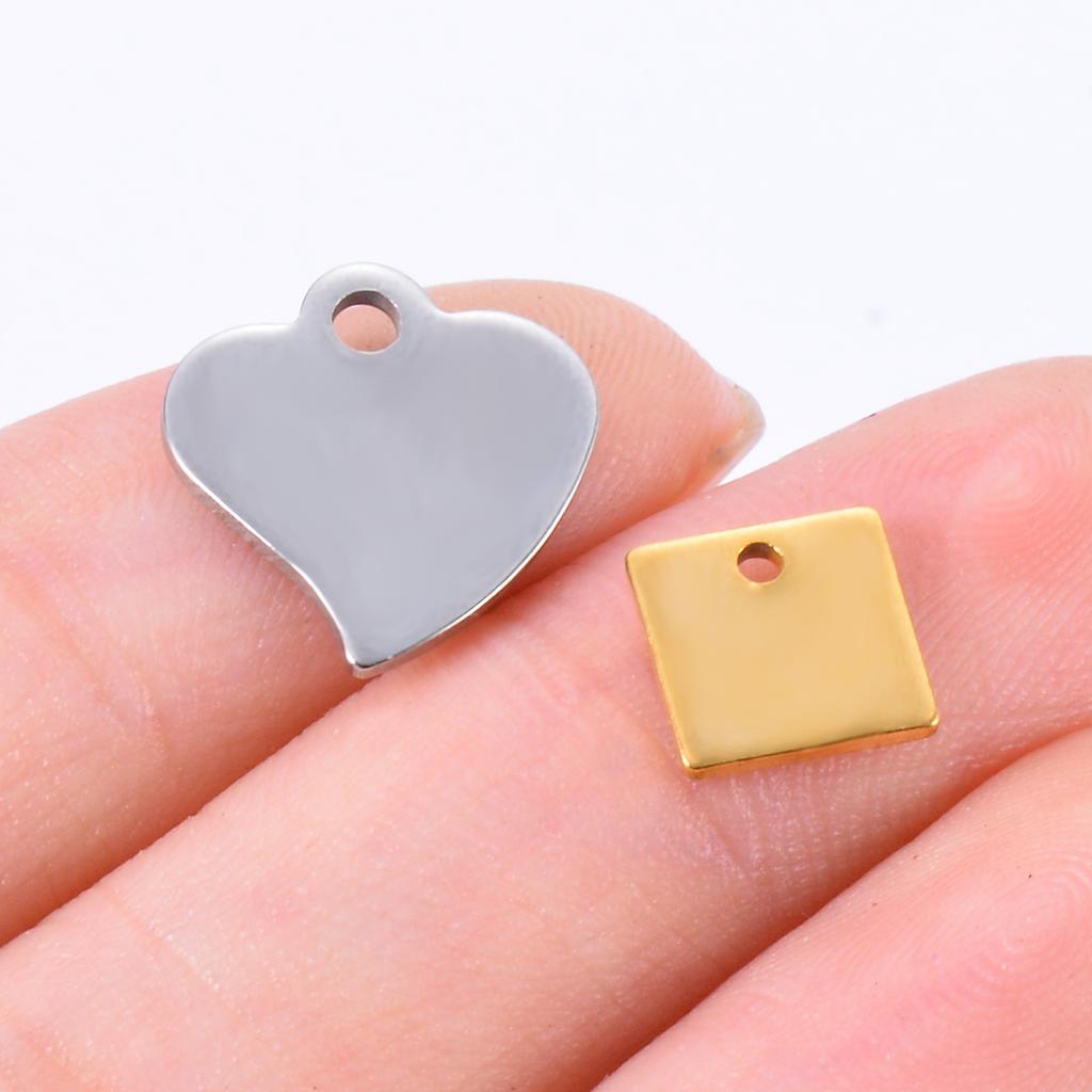 20 Stück/Los Edelstahl Herz Quadratische Form Kleine Leere Anhänger Charms für DIY Schmuckherstellung Personalisierte Namenslogo Scheibe 3 Farben