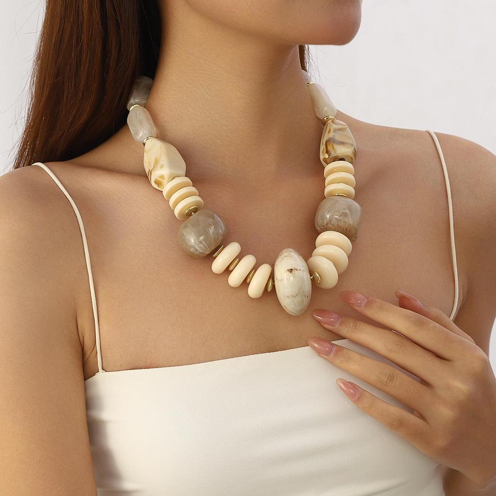 Retro Geometric Resin Necklace: Versatile Clavicle Chain with Exaggerated Design