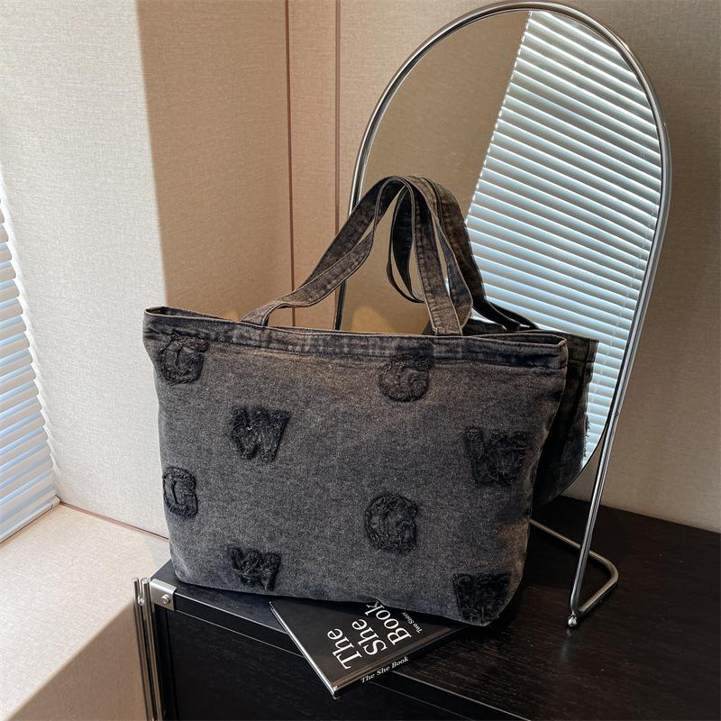 

Large capacity letter denim bag class commuter bag women s new trendy casual versatile shoulder bag чёрный