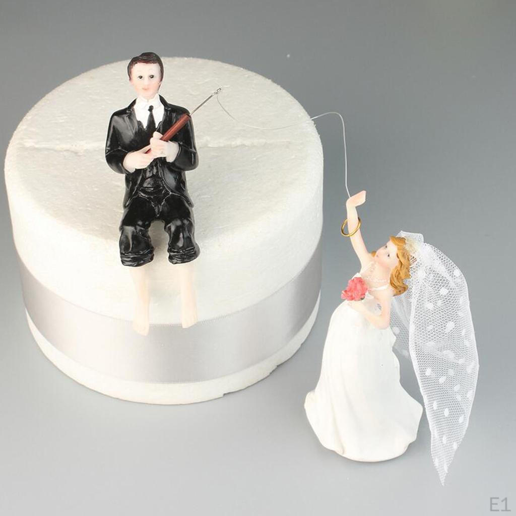 Lustiger Tortenaufsatz aus Kunstharz „Bräutigam nimmt die Braut“.