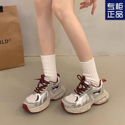Novos modelos da primavera de 2025 aumentam a altura e mostram pés pequenos, um pedal sola grossa sapatos de pai populares, sapatos femininos leves, sapatos esportivos casuais