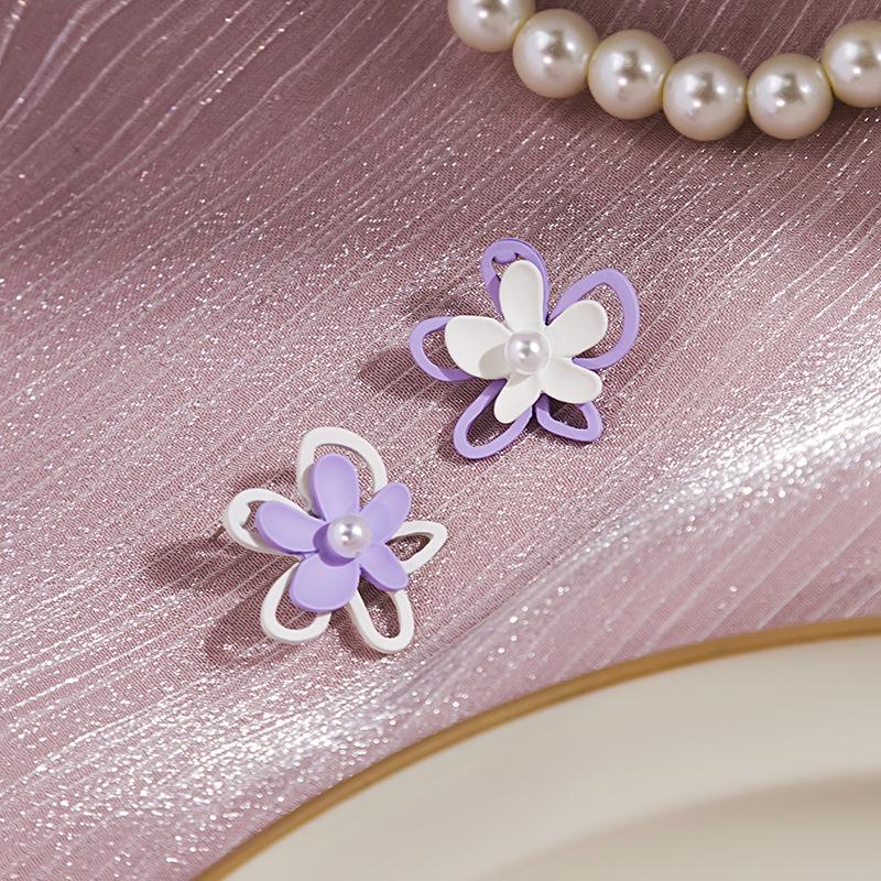 

Милые модные асимметричные серьги с милыми фиолетовыми цветами