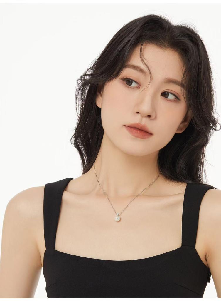 Nickel Silver-Plated Gold Round Pearl Pendant Necklace for Women, Elegant Clavicle Chain, Luxurious and Simple Design