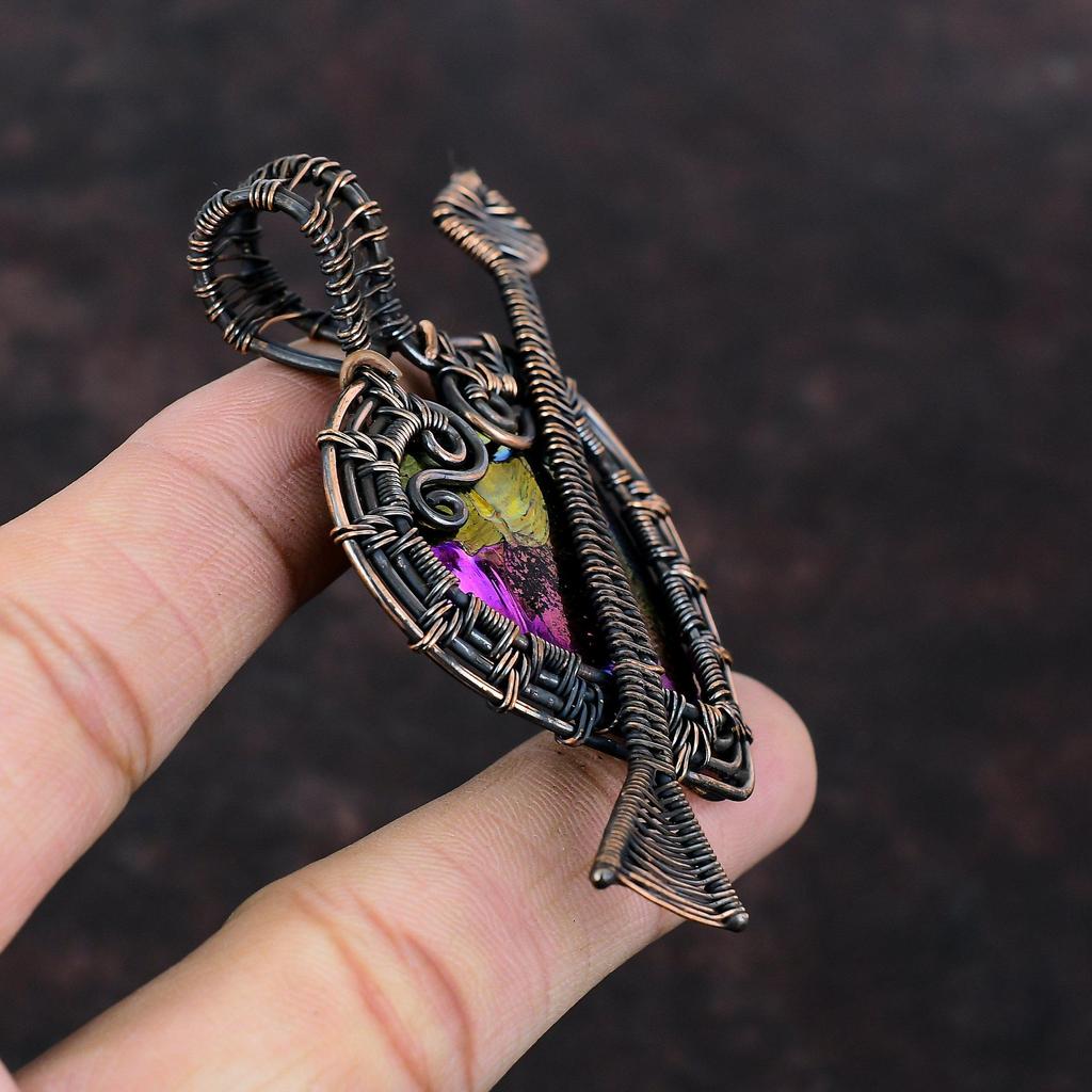 Titan-Druzy-Anhänger, Kupferdraht umwickelter Anhänger, einzigartiger Edelstein-Anhänger, handgefertigter Kupferdraht-Schmuck, Geschenk für ihn, Herz- und Pfeil-Anhänger