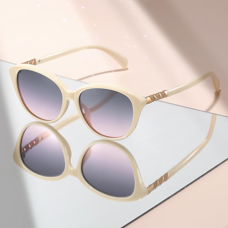Fashionable and classic cat-eye small-frame sunglasses with diamond-like embellishments on the temples, versatile sunglasses