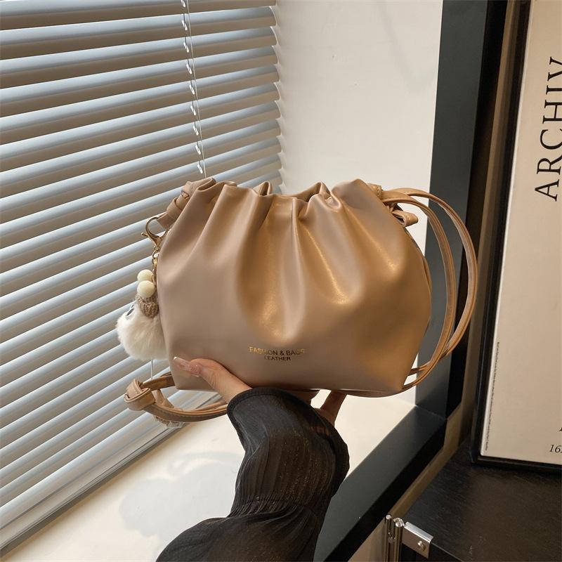 

Foreign order summer super fire niche pleated bag women s 2025 new casual versatile messenger bag popular bucket bag Without pendant хаки