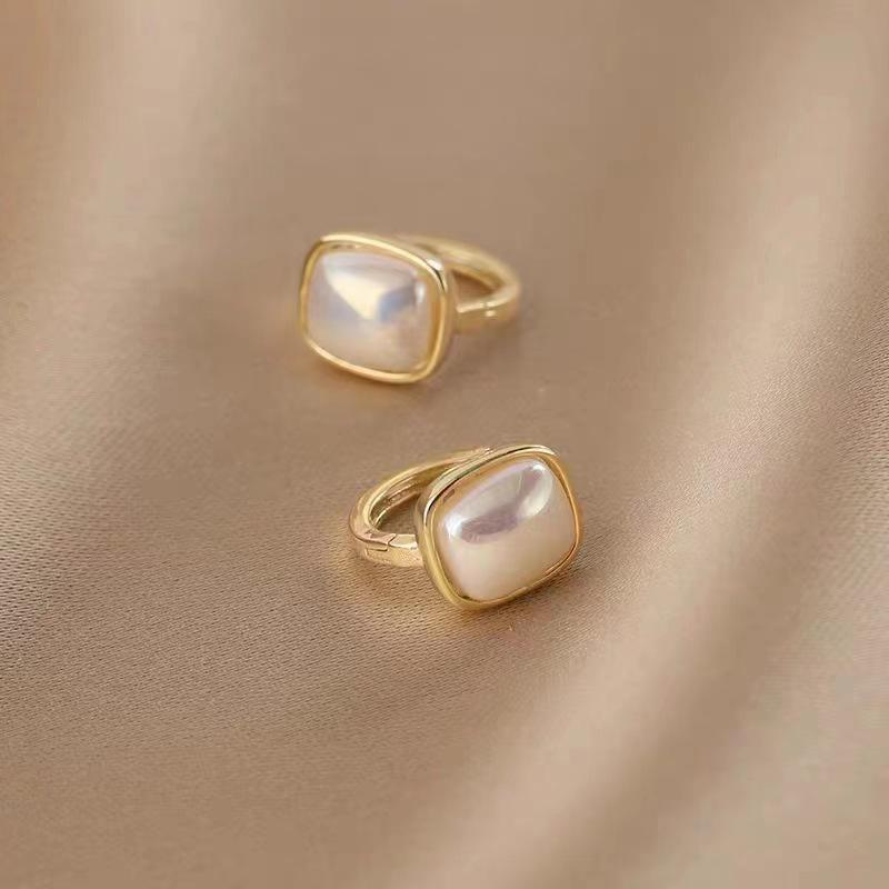 

Элегантные французские жемчужные серьги: Ретро-дизайн высокого класса для женщин, универсальная и легкая роскошь, простая и нишевая мода. Square Pearl Earrings белый