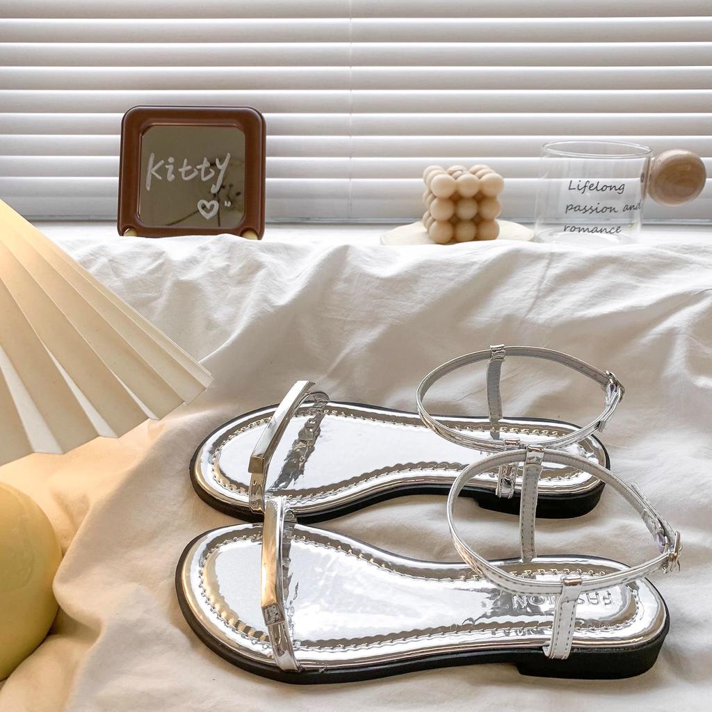 Koreanische Version flacher Boden mit Sandalen Römerschuhe Damenschuhe Französischer Sommerurlaubsstil Silber coole Hausschuhe Strandschuhe