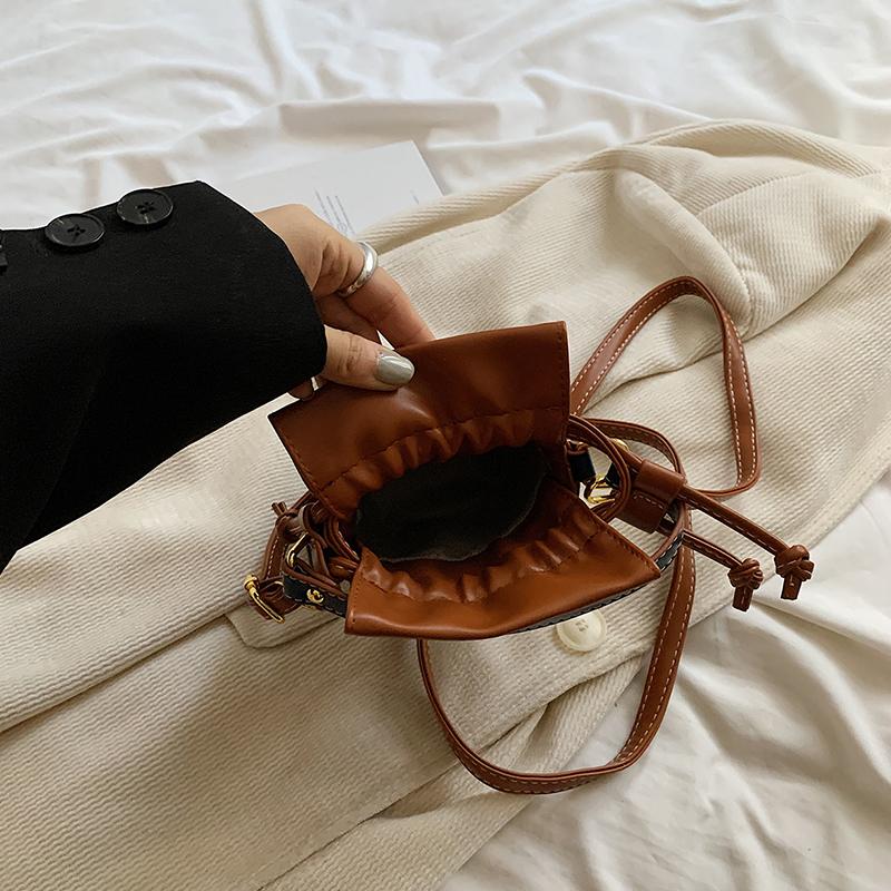 Retro Textured Bucket Bag,  Autumn and Winter New Fashionable Casual Handbag, Versatile Single Shoulder Crossbody Bag