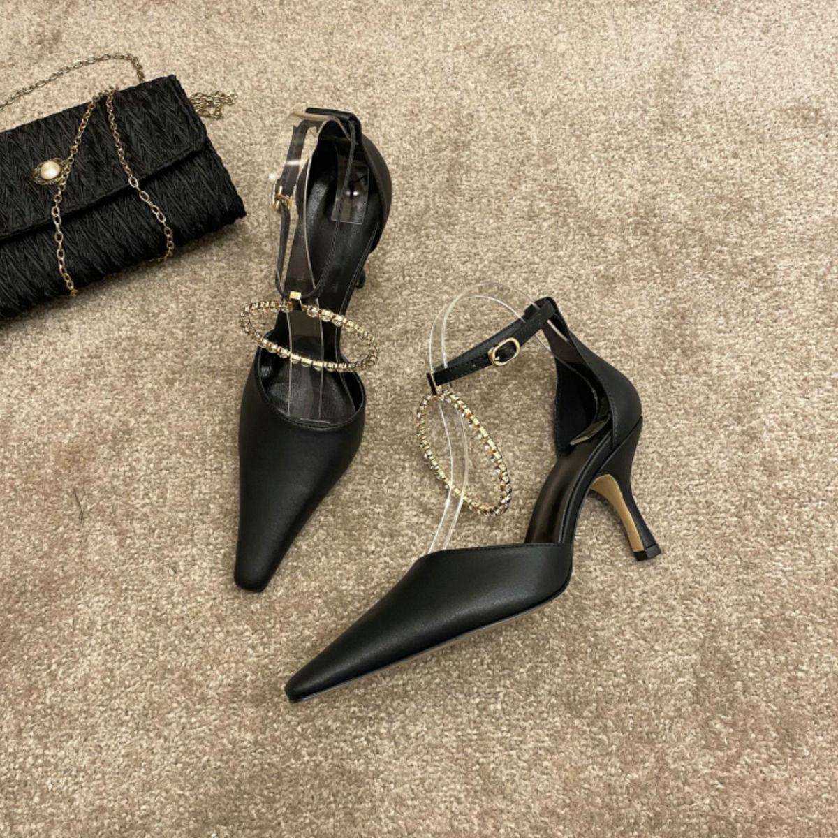 

Лето 2025 Новинка Дизайн с острым носком Высококлассные высокие каблуки Тонкие каблуки J Стразы Круглая пряжка Нишевые сандалии на одно плечо для женщин 40 чёрный