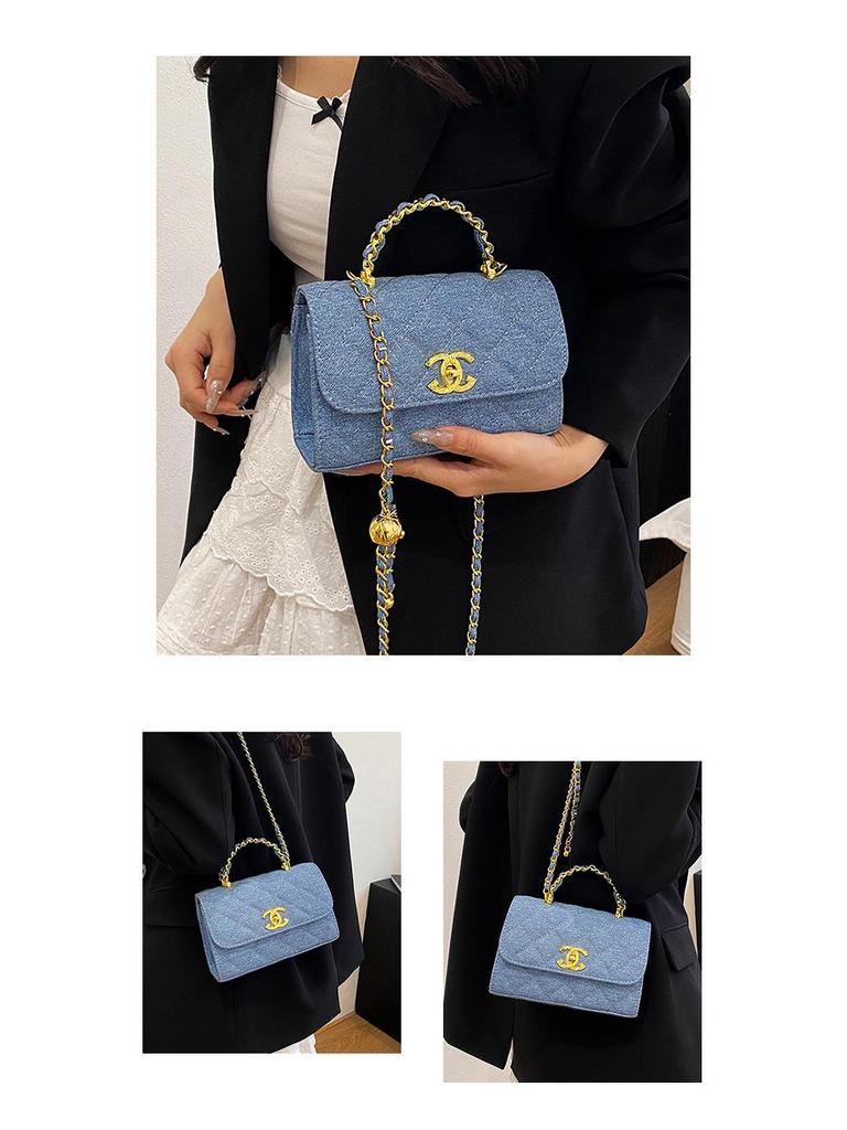 Bolsa Transversal Pequena Xiangfeng Mini com Corrente em Xadrez Diamante e Bola Dourada - Vermelha, Moda Outono