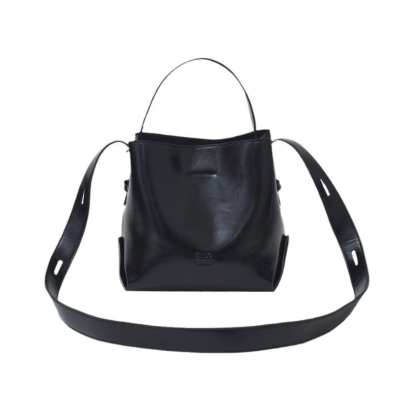 Bucket bag women's 2025 autumn and winter new commuter red wedding bag shoulder messenger bag retro fashion