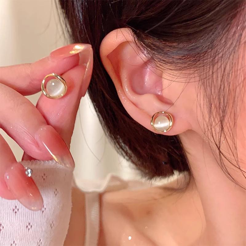 Cercei stud Ochi de Pisică Acul de Argint: Set de îngrijire pentru piercingul urechii din șase piese cu design cartilaj fără somn pentru femei.