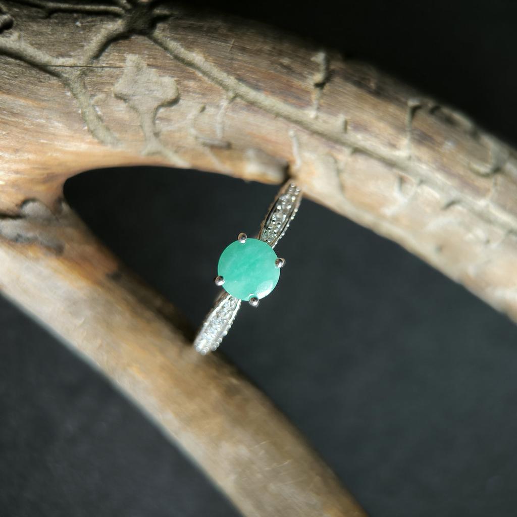 Серебряное кольцо с натуральным изумрудом 1.156ct, вес изделия 1,94 гр (2214137)