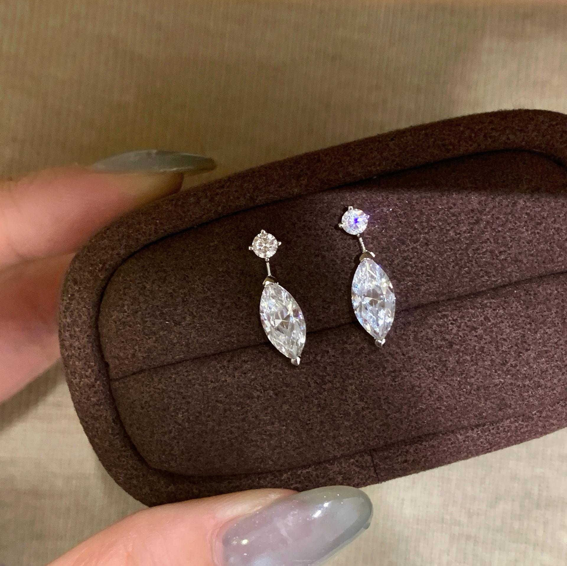 

Korean Style Exquisite Rhinestone Water Drop Stud Earrings for Women Girls Mini Drop Earrings Daily Wearing Jewelry Accessories