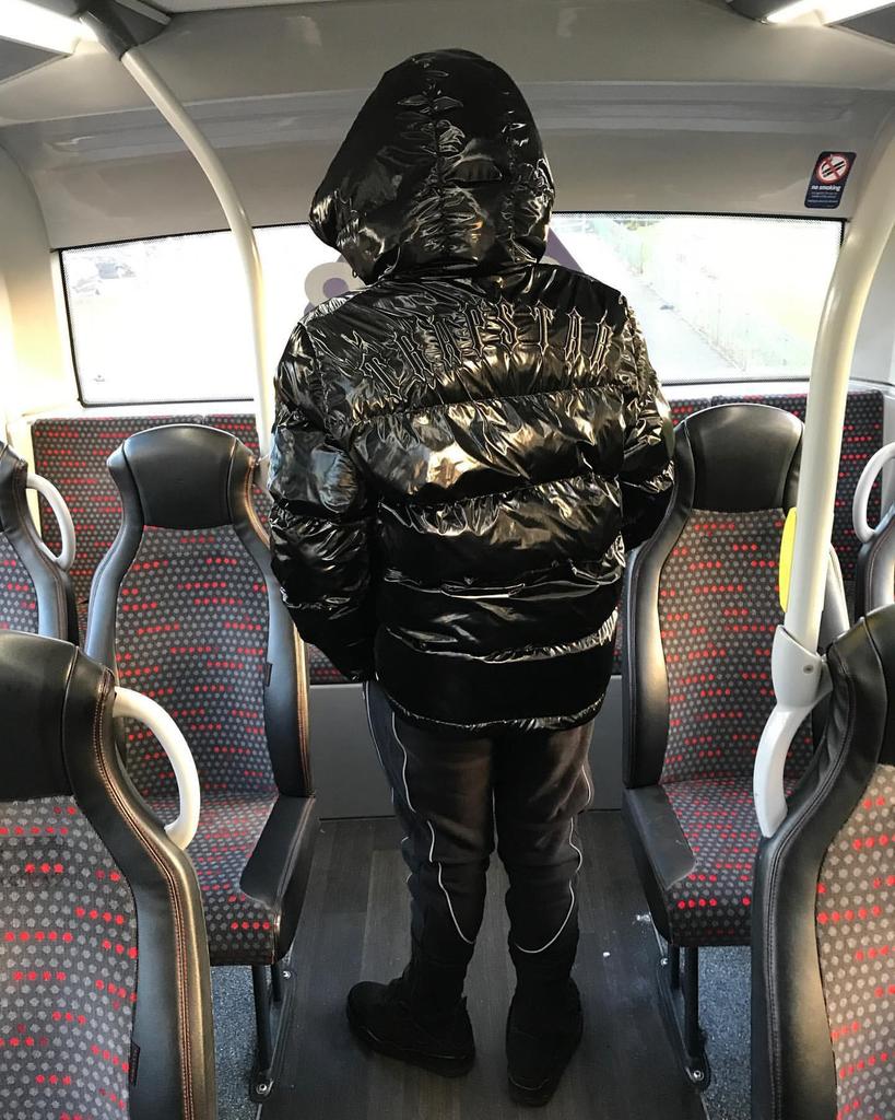 Trapstar Schwarze, glänzende Baumwolljacke mit abnehmbarer Kapuze – Vielseitige Oberbekleidung im amerikanischen Retro-Stil
