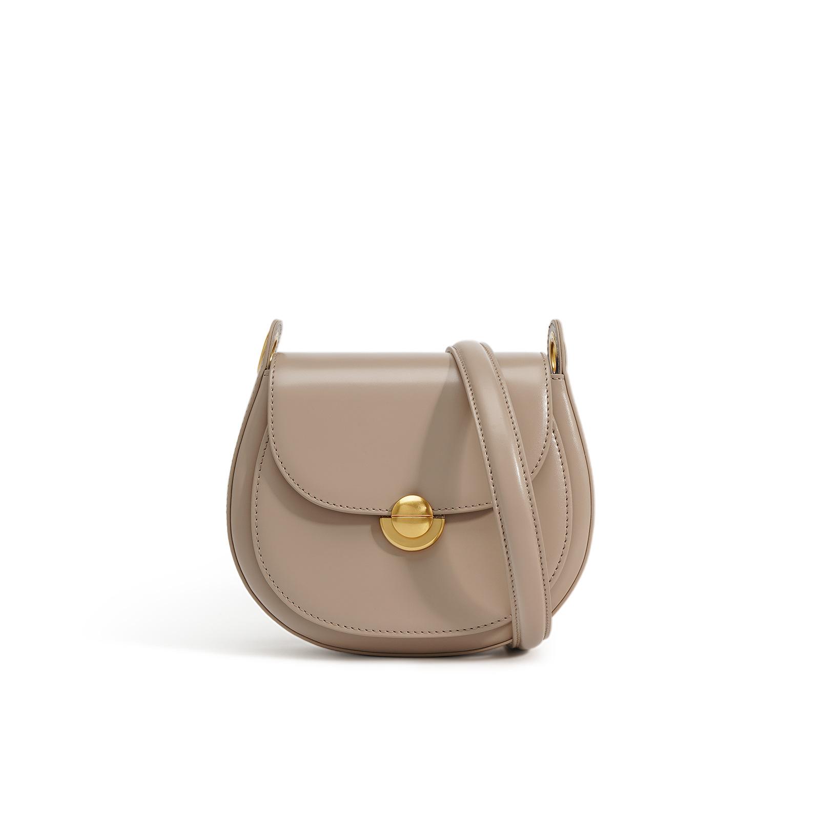 

Новая французская сумка через плечо из коровьей кожи 2025 нишевый дизайн для通勤, легкая роскошь, маленькая квадратная сумка, кожаная портативная сумка-мессенджер