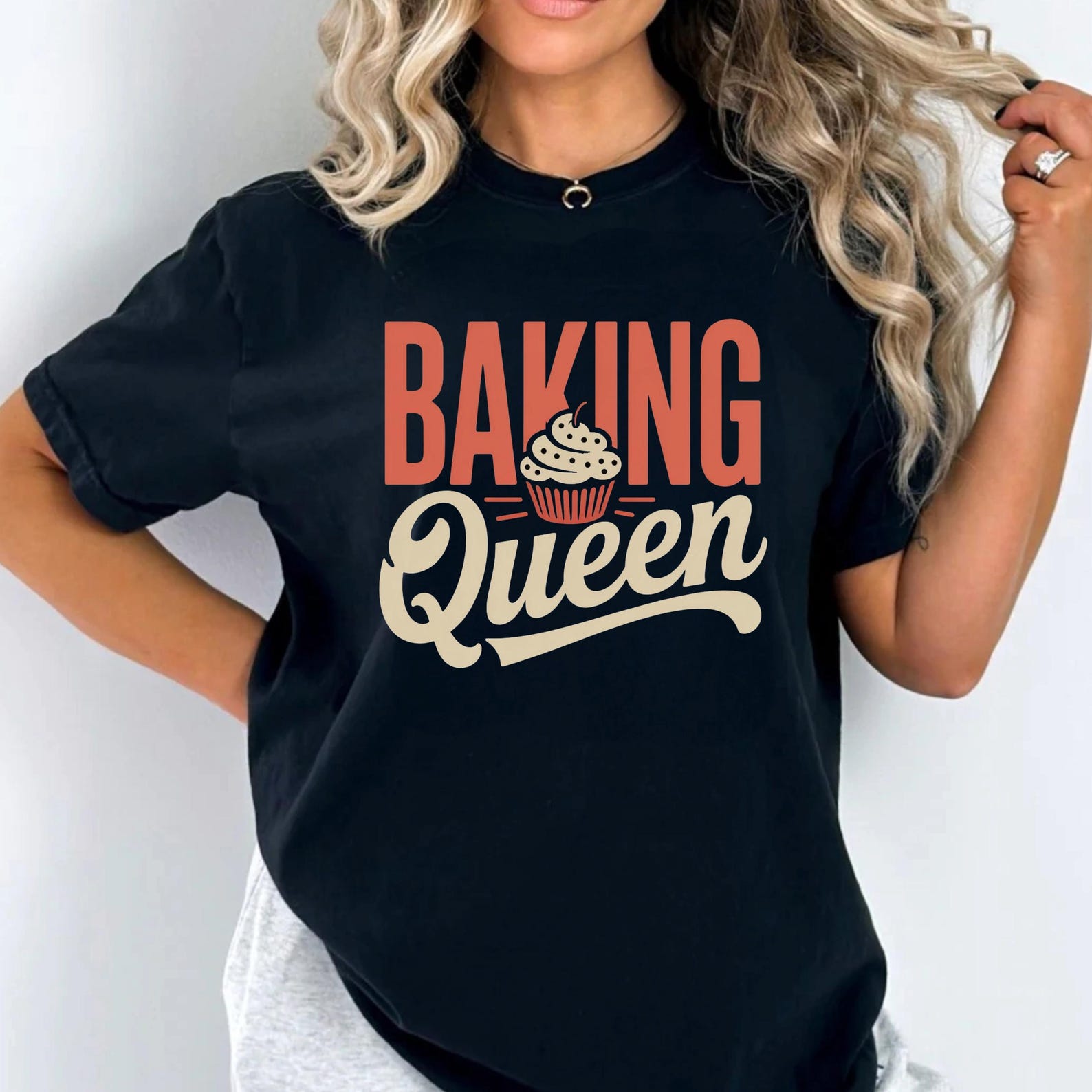 Baking T-Shirt – Baking Queen Cupcake Graphic Tee for Home Bakers & Bakery Owners 4XL
