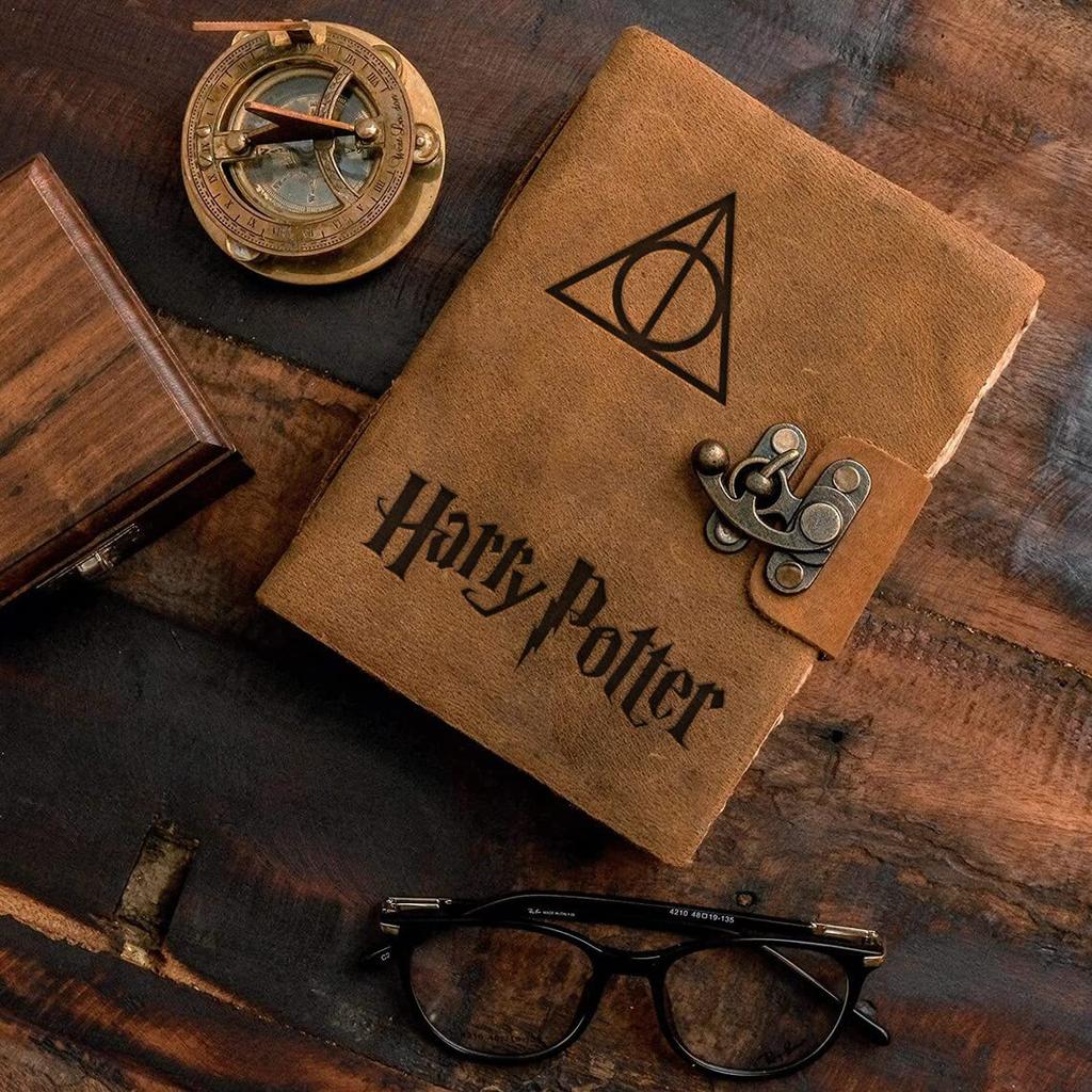 Kožený obal Ručně vyrobený Deckle Edge Papír Vintage rytý diář s kovovým zámkem Denní deník Plánovač Psací zápisník