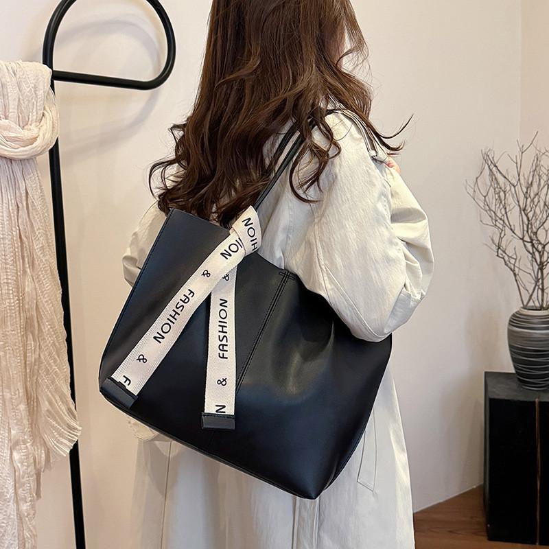 Urban Chic Tote Bag For Women With Polyester Lining Large Capacity Magnetic Closure
