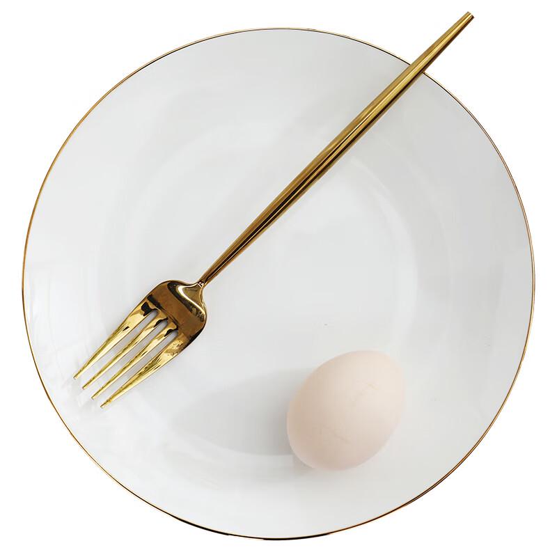 Керамическая обеденная тарелка с золотым ободком
