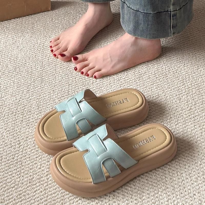 Woven thick-soled one-word slippers for women's summer wear new fashionable and versatile skirts, beach cool slippers
