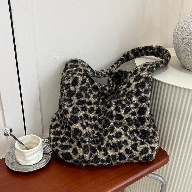 Herbst- und Wintermode Plüschtasche Damen große Kapazität neu Leopardenmuster Schulter Umhängetasche Pendler Tragetasche