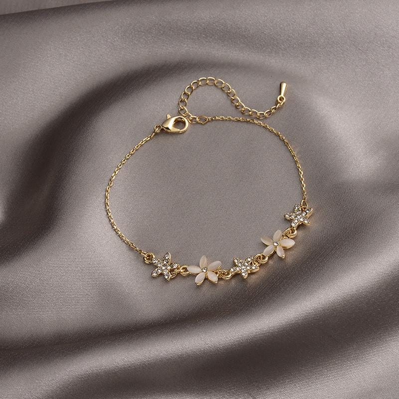 Five Petal Flower Bracelet Adjustable Chain Charm Bracelet Handmade Jewelry for Women and Girls Floral Design Accessories