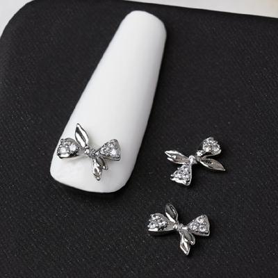 Nail art – Strass e decorazioni per unghie