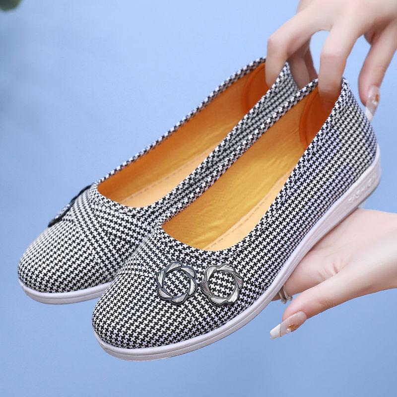 Vecchie scarpe di stoffa di Pechino Scarpe basse traspiranti per anziani e mezza età Scarpe antiscivolo da donna Vecchia signora pigra casual mamma scollata