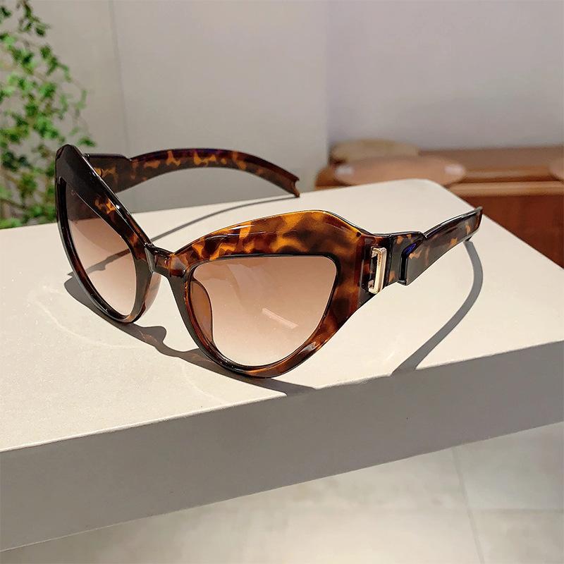 Big Frame Vintage Cat Eye Sunglasses Women Men Luxury Designer Sun Glasses Punk Rivet Shades Outdoor Goggle