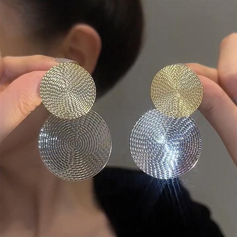 Tide Metal Fringed Earrings, High-end Temperament, Long Stud Earrings, Women's Exaggerated Earrings.