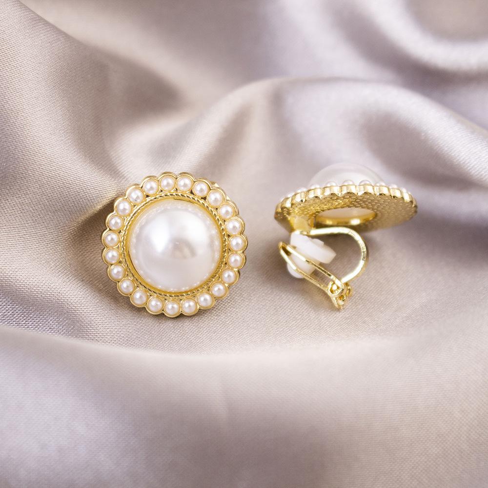 Elegant Clip-On Triangle Earrings for Non-Pierced Ears - Versatile, Light Luxury for Everyday Wear.