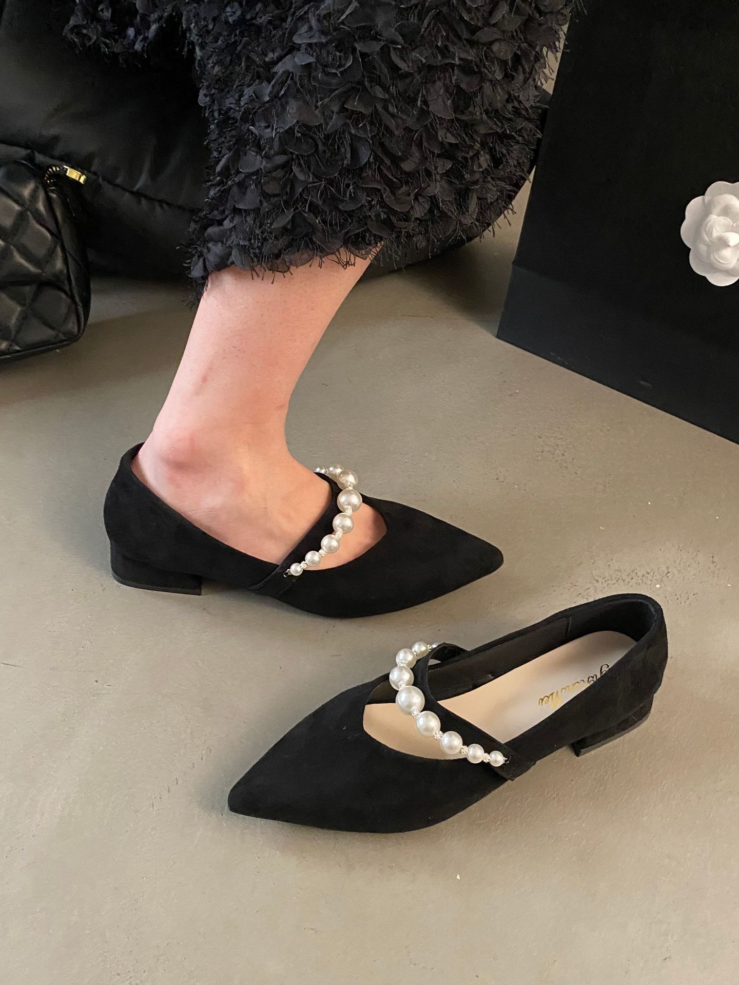 

Французские туфли Мэри Джейн женские туфли весна и лето 2025 новые жемчужное слово с острым носком с юбкой с мелким вырезом одинарные туфли 35 чёрный