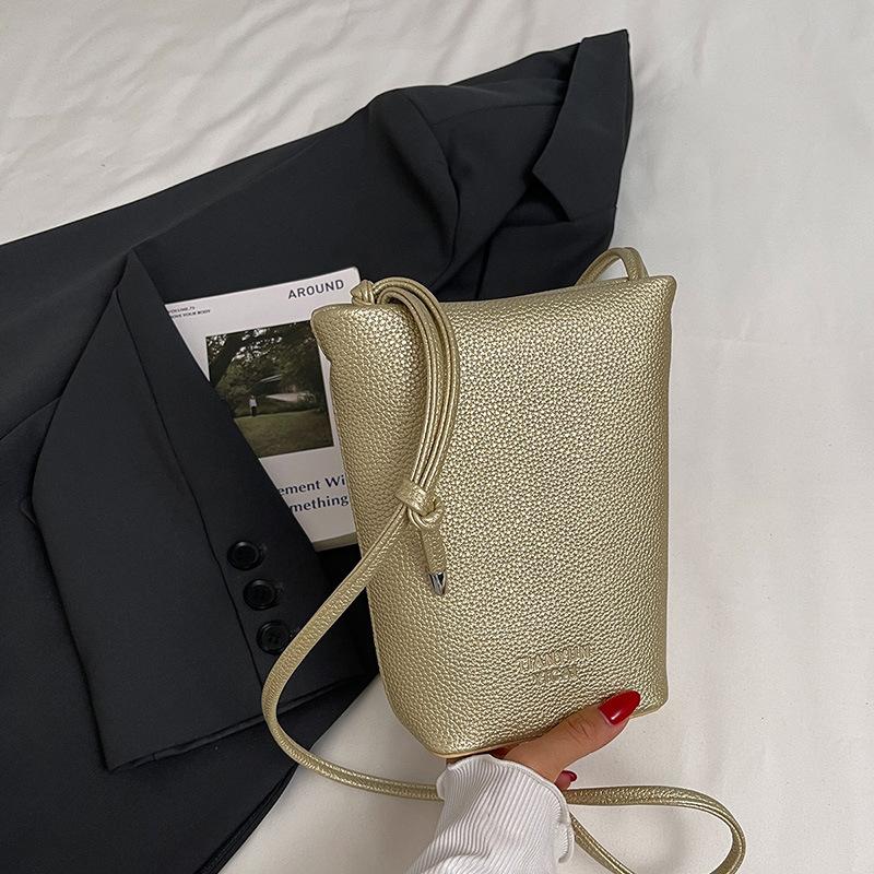 Fashion going out small satchel women's bag 2025 new trendy summer foreign style versatile mobile phone bag Korean version shoulder messenger bag