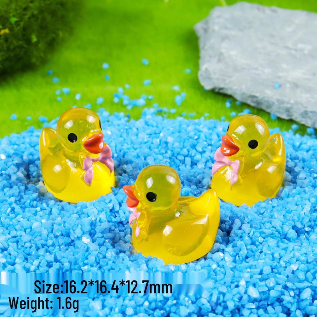 Luminous Cartoon Duck Keychain Pendant - Creative Resin Street Figurine Mini Accessory