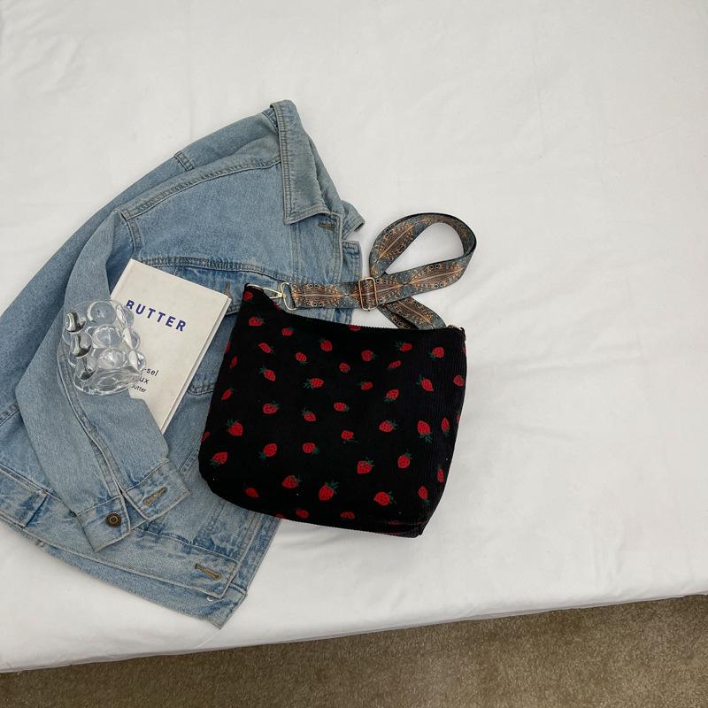 Personalized Fashionable One-shoulder Tote Bag New Beautiful Simple Strawberry Pattern Casual Summer Student Shoulder Bag