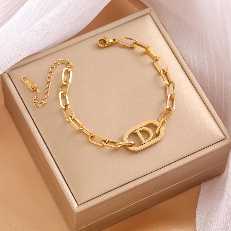 High-End Titanium Steel Four-Leaf Clover Bracelet with Shell Pendant – Durable, Fade-Resistant Design