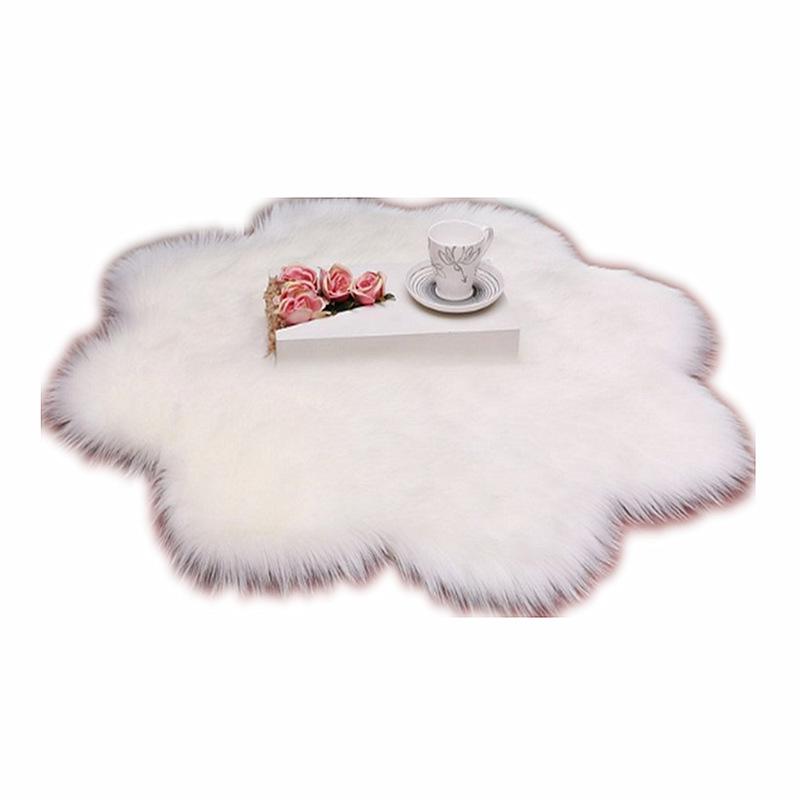 Dlouhosrstý plyšový koberec se švestkovými květy pro obývací pokoj, konferenční stolek nebo pohovku.